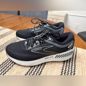 Brooks Sneakers - Women’s Size 8